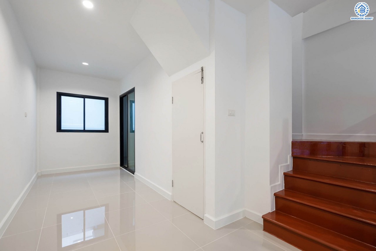 บ้านมือสองตกแต่งใหม่ โครงการ บ้านทอฝัน พิบูลย์สงคราม พร้อมอยู่ เนื้อที่ 16 ตร.ว. ฟังก์ชัน 3 ห้องนอน 2 ห้องน้ำ จอดรถได้ 1 คัน บนสุดยอดทำเล! เชื่อมถนนพิบูลย์สงคราม, วงศ์สว่าง, นครอินทร์ และติวานนท์ ใกล้จุดขึ้นทางด่วนศรีรัช-วงแหวนรอบนอก และรถไฟฟ้า "สถานีแยกติวานนท์"...